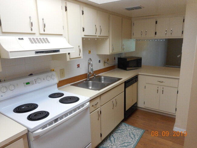 Building Photo - 1010 Pine Tree Dr