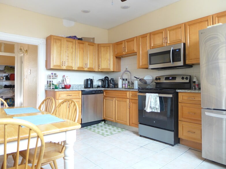 Building Photo - 828 Parker St