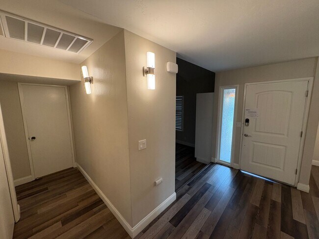 Building Photo - NW Visalia Home Near Country Club Available Now! *Private Showing Only*