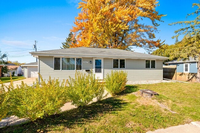 Building Photo - 3 BR 1.5 BA ranch house w/ large garage