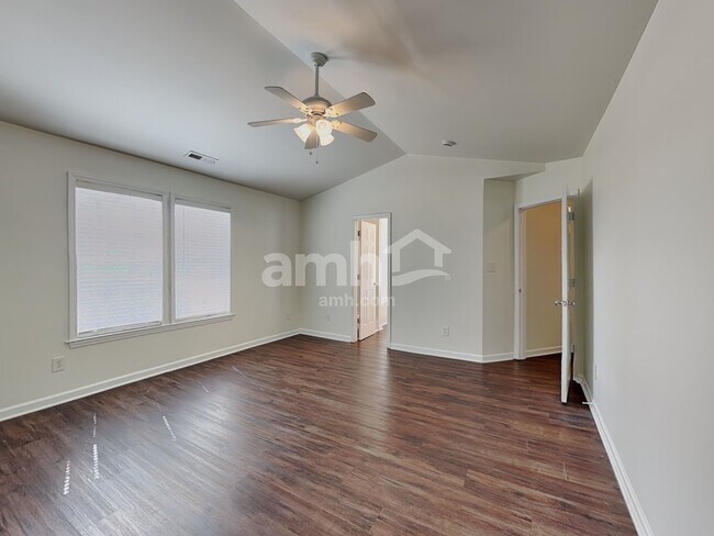 Building Photo - 645 Commander Dr