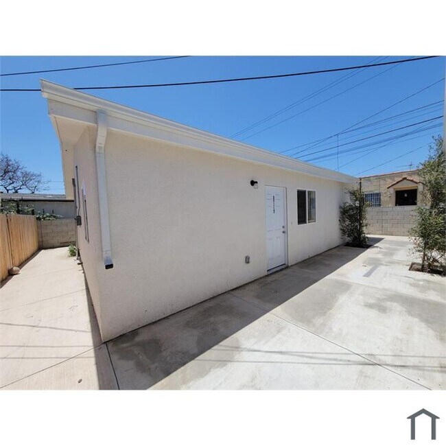 Building Photo - 8715-8721 Hooper Ave.