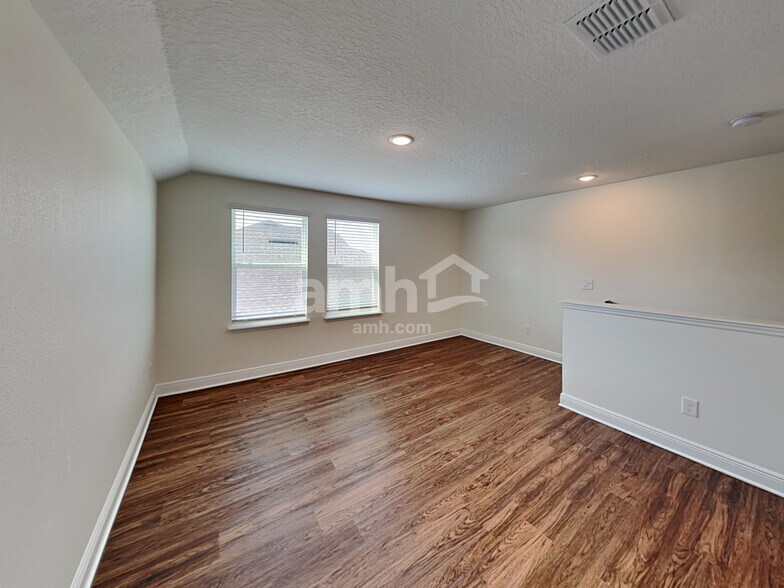 Building Photo - 1149 Sky Lks Dr