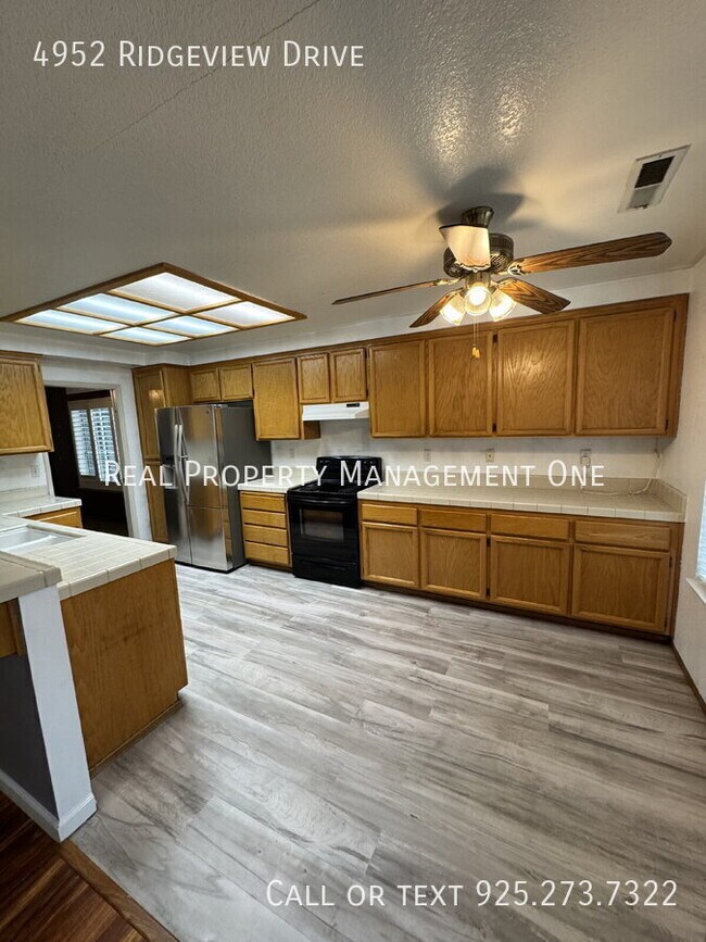 Building Photo - 4952 Ridgeview Dr