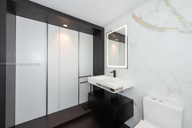 Building Photo - 1325 Bay Dr