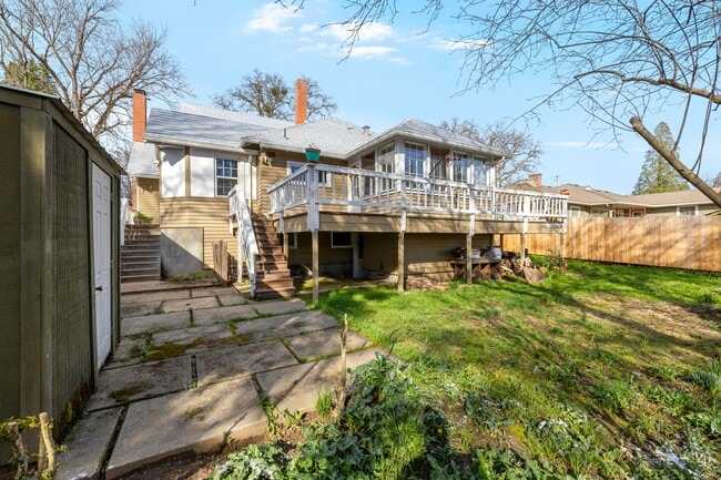 Building Photo - 2004 Hillcrest Rd