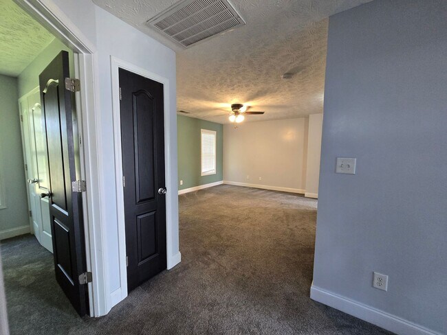 Building Photo - 103 Flag Dr