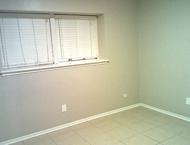 Building Photo - 1102 W Tri Oaks Ln