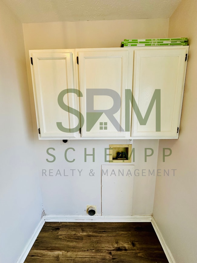 Building Photo - Remodeled 1 bedroom duplex with off street parking near Iroquois Park!