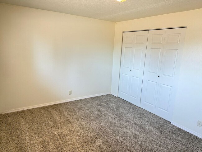 Building Photo - Updated single level 2 bed/1 bath duplex in Springfield!