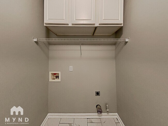 Building Photo - 1557 Silver Ridge Dr SW