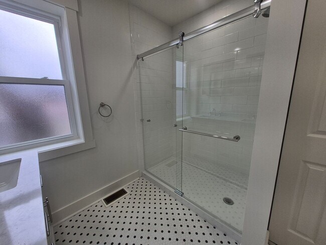 Building Photo - Newly Renovated Home in the Heart of Morningside!