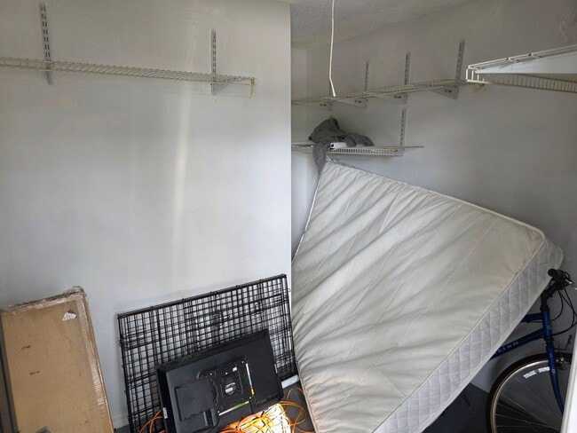 Building Photo - One Bedroom / 1 Bath Condo