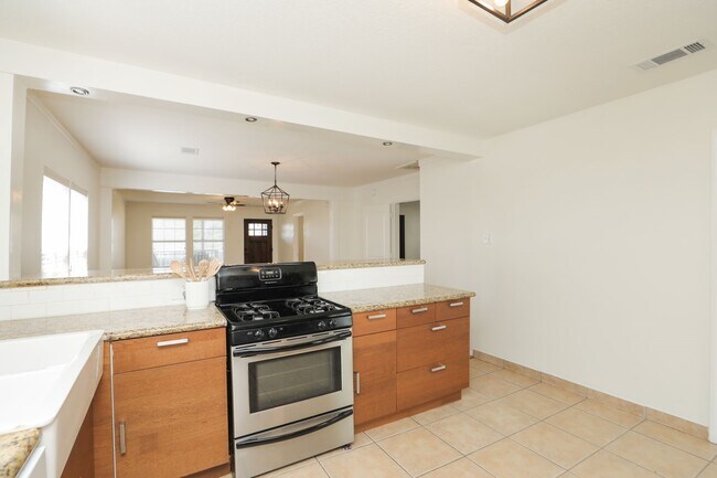 Building Photo - 905 Kern St