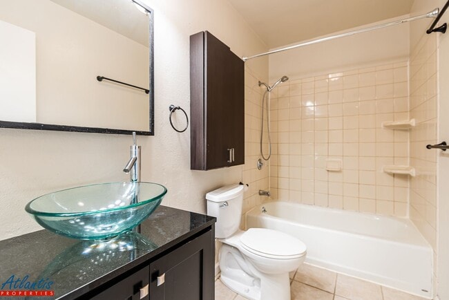 Building Photo - Lovely Condo | Remodeled Kitchen | Central Location