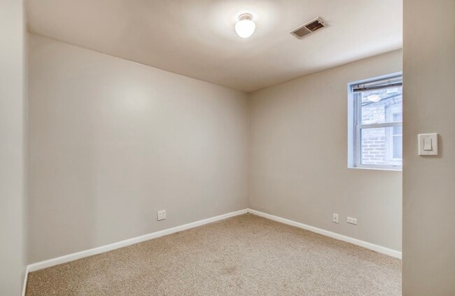 Building Photo - 722 S Oakley Blvd