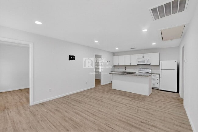 Building Photo - 631 W Baker St