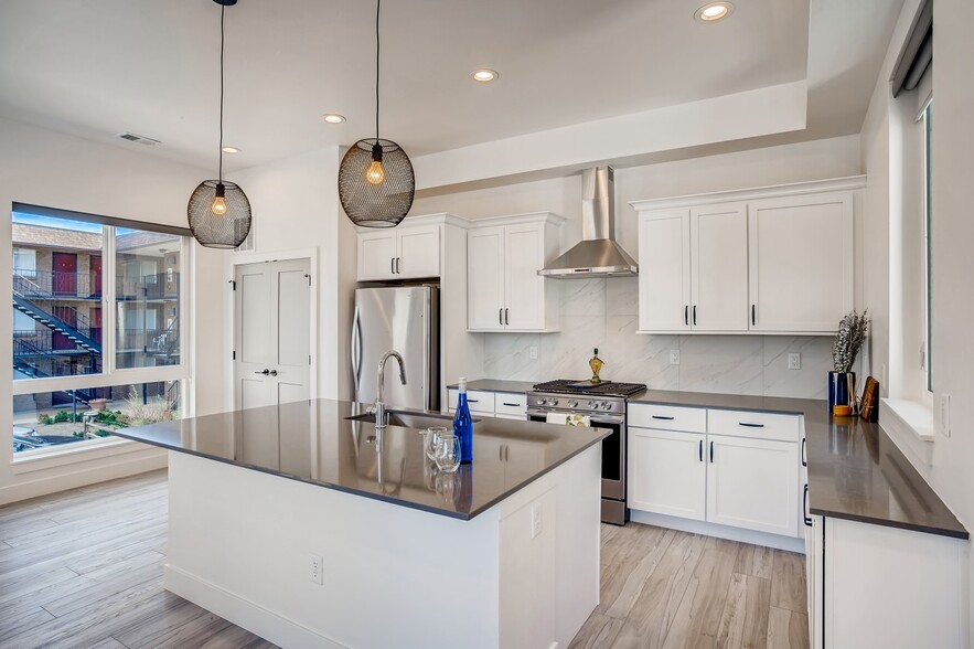 Building Photo - Corona Townhomes