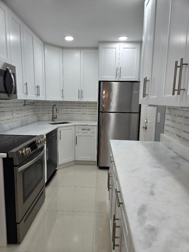 Building Photo - 639 W Oakland Park Blvd