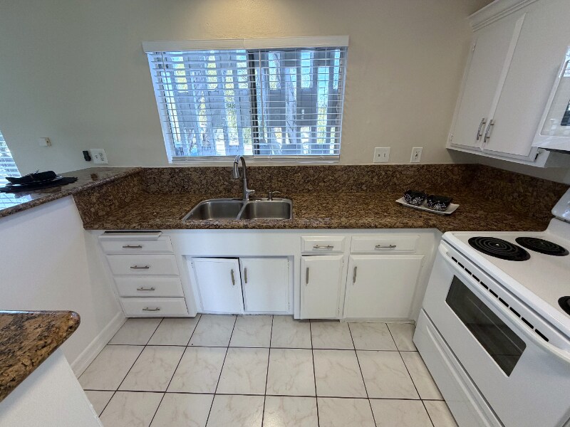 Building Photo - 931 W 19th St