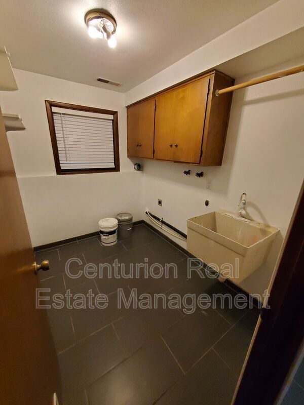 Building Photo - 869 Meadowlawn Dr SE