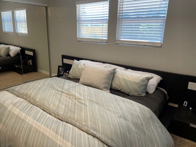 Building Photo - Poway: 4bd/2ba+ Attchd Gar - Single Level