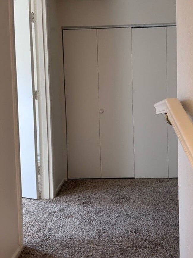 Building Photo - FREE RENT! 2x1 Townhome on Miller St S