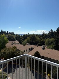 Building Photo - Beautiful top floor 2 bedroom, 2 bath in B...