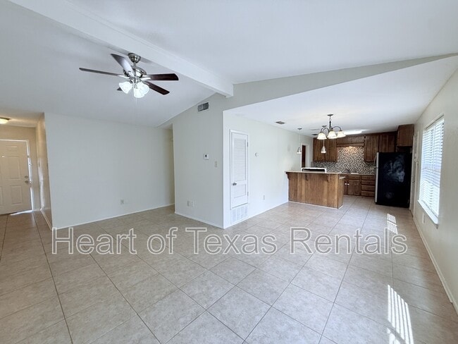 Building Photo - 2410 Comanche Trl