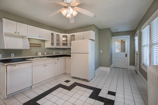 Building Photo - Charming Craftsman Home in Montford