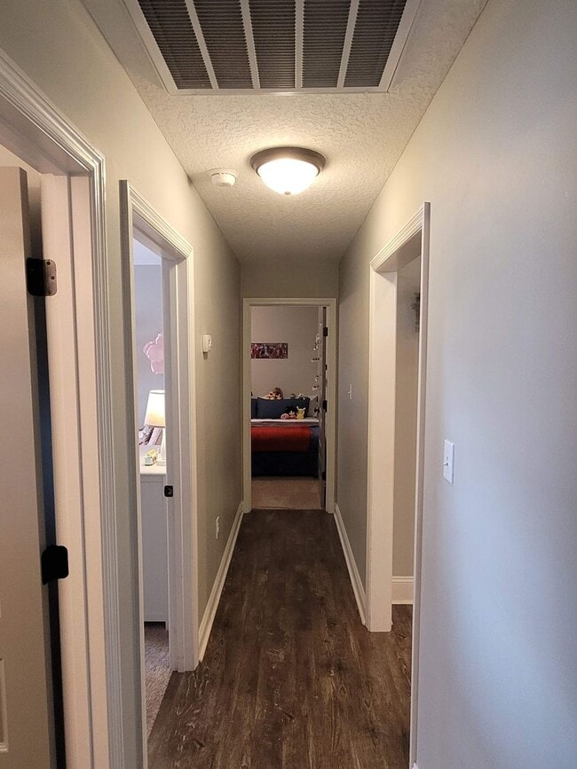 Building Photo - Beautiful 4BD/2BA Home with Screened Patio...