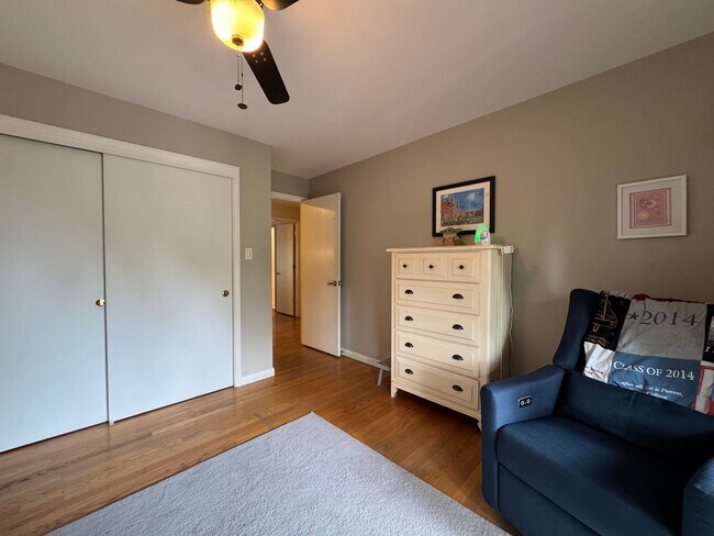 Building Photo - Refreshing 4 Bed 2/2 Bath End Unit Townhom...