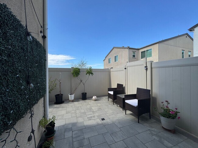 Building Photo - Gorgeous Citro Townhome for Rent