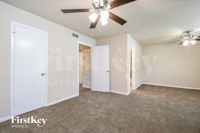 Building Photo - 333 E Springdale Ln