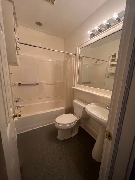 Building Photo - 1719 Club Rd