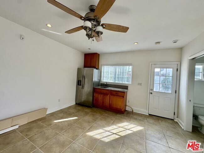 Building Photo - 128 S Swall Dr