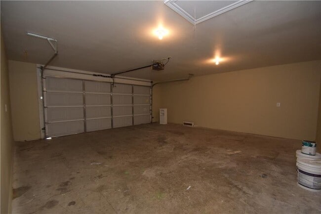 Building Photo - 906 SW Navajo Dr