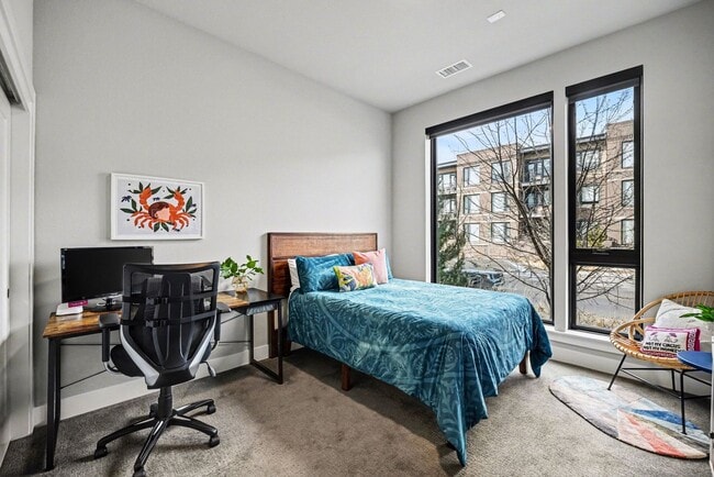 Building Photo - April 2026 - 2 bed 2 bath beautiful condo!