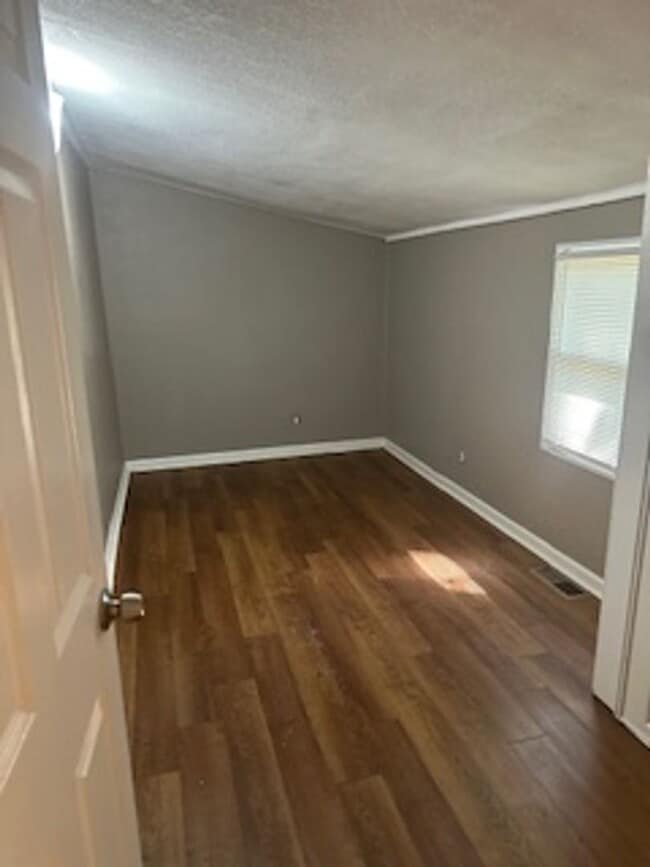 Building Photo - Beautiful 4 Bedroom 2 Bath in Heart of Kan...