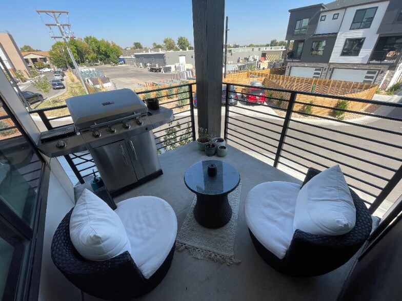 Building Photo - 2010 S Holly St