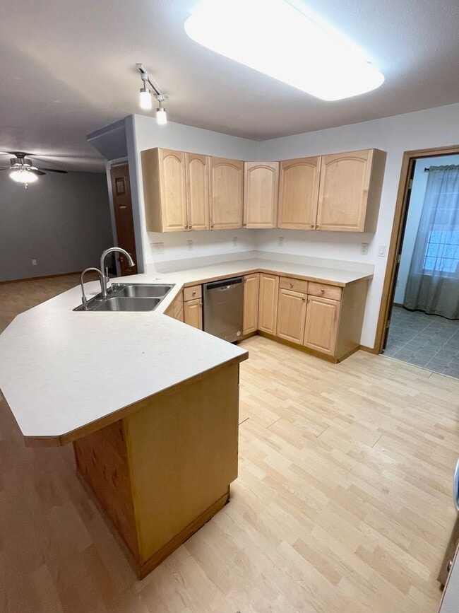 Building Photo - Large 4 bd, 2.5 bath home for rent in Nort...