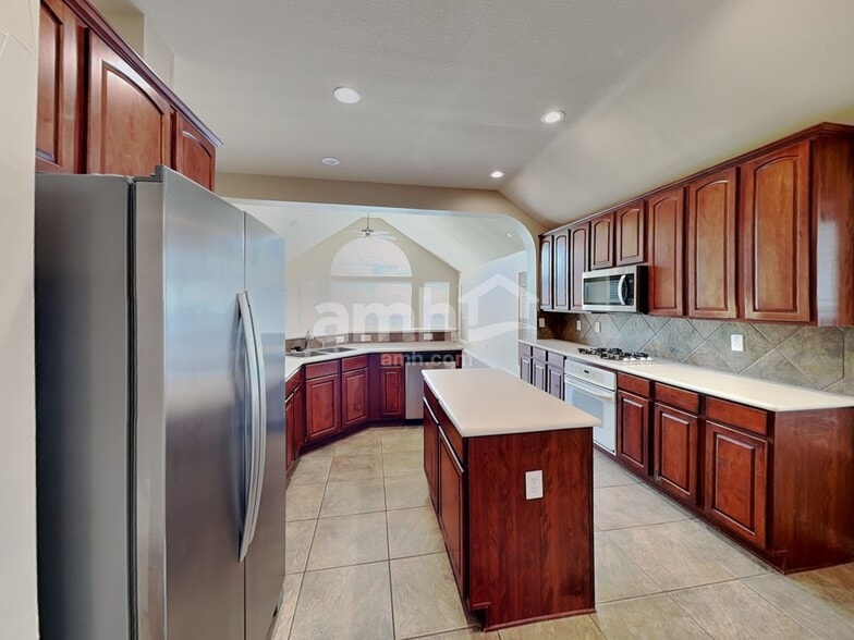 Building Photo - 1310 Golf Club Dr