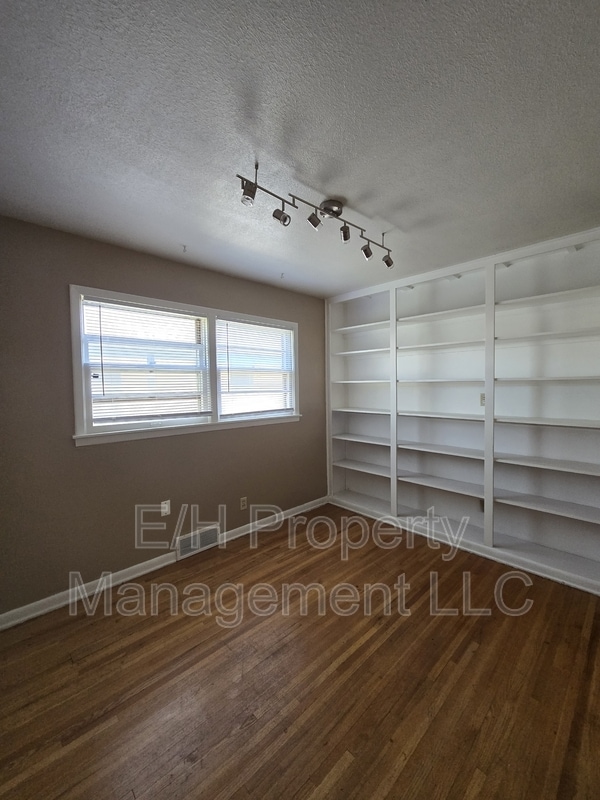 Building Photo - 902 N Colorado St