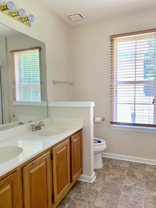 Building Photo - 4068 Beaver Oaks Dr