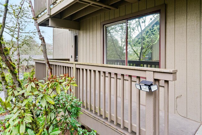 Building Photo - Spacious 1-bdrm/1-bath condo w/ 2 parking spaces. Balcony, fireplace, hot tub, & pool