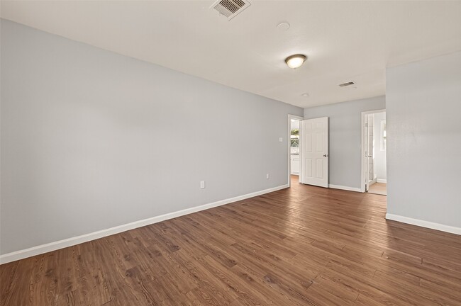 Building Photo - 6058 Glenhurst Dr