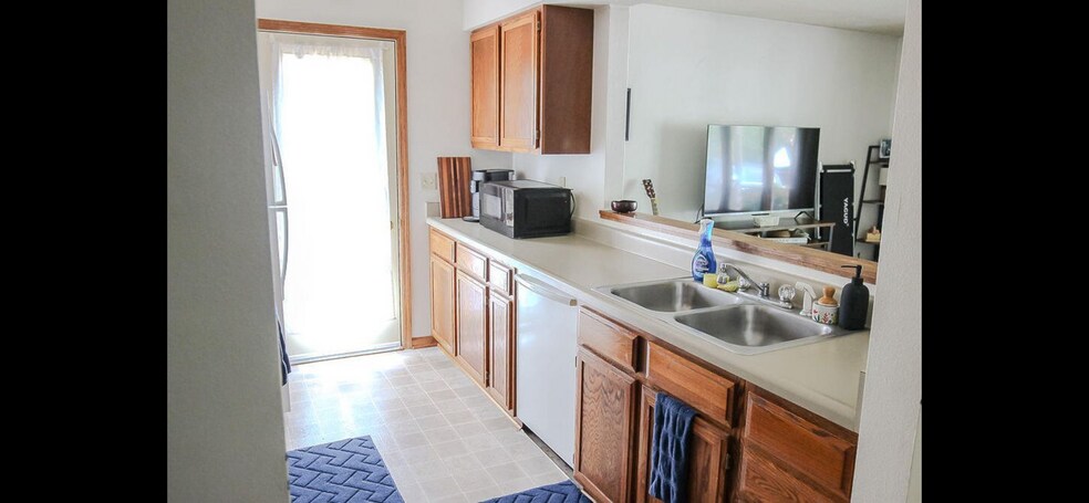 Kitchen - 3422 West St