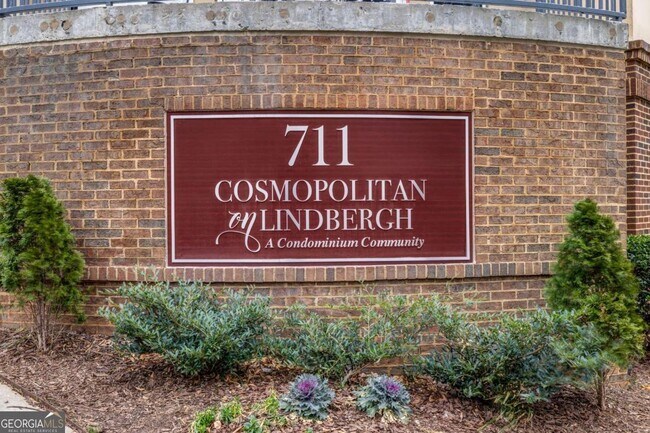 Building Photo - 711 Cosmopolitan Dr NE