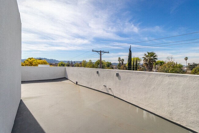 Building Photo - 5132 Riverton Ave