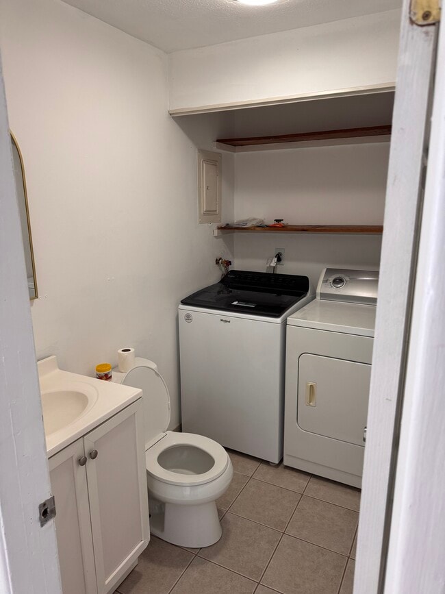 Building Photo - 148 Westbury Park Rd